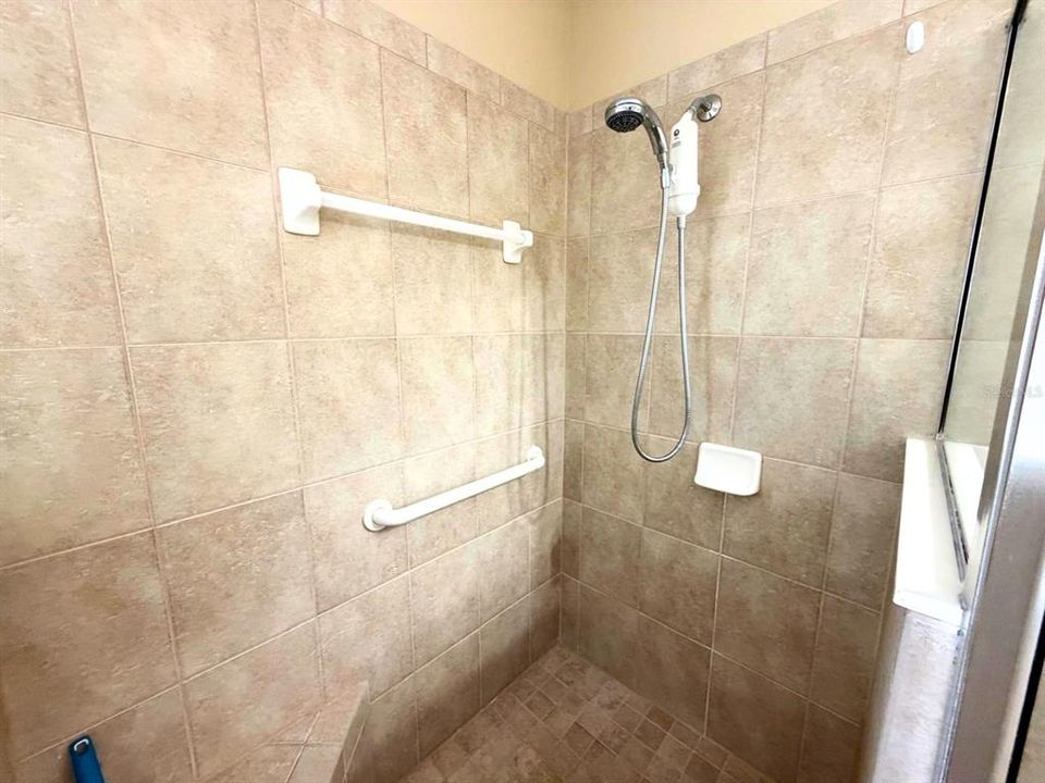 For Rent: $1,900 (3 beds, 2 baths, 1831 Square Feet)