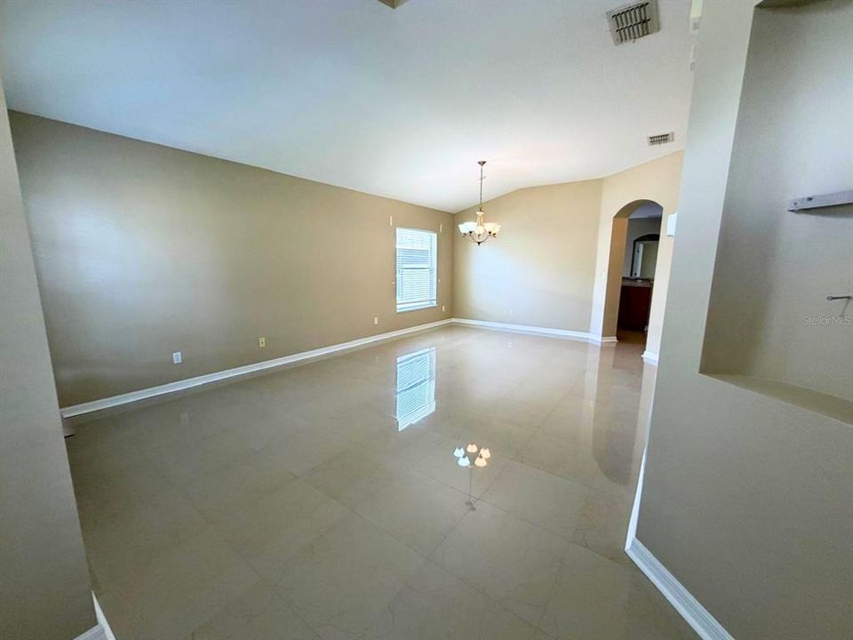 For Rent: $1,900 (3 beds, 2 baths, 1831 Square Feet)