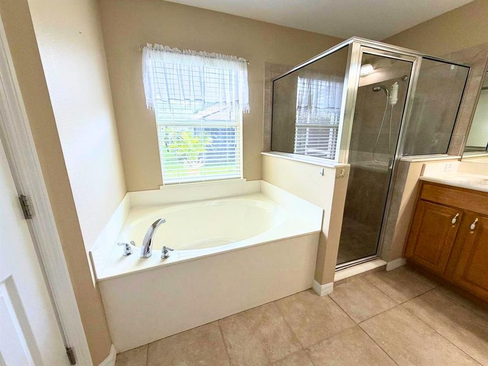 For Rent: $1,900 (3 beds, 2 baths, 1831 Square Feet)