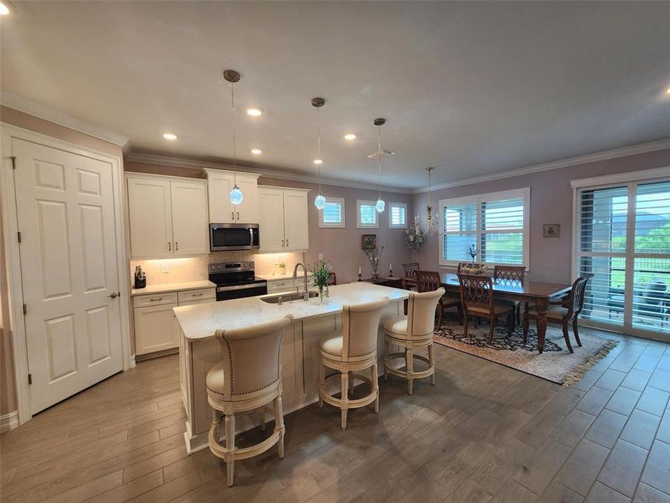 En Venta: $599,900 (4 camas, 2 baños, 2023 Pies cuadrados)