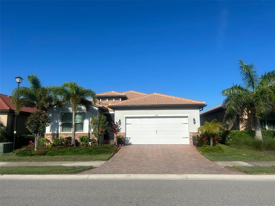 En Venta: $599,900 (4 camas, 2 baños, 2023 Pies cuadrados)