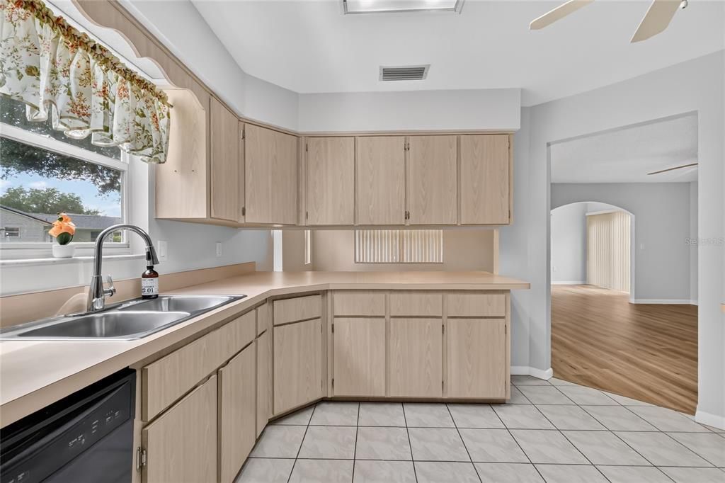 For Sale: $215,000 (2 beds, 2 baths, 1414 Square Feet)