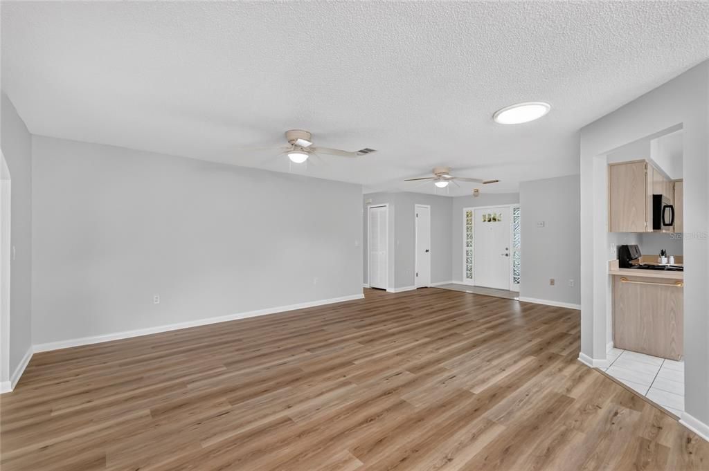 For Sale: $215,000 (2 beds, 2 baths, 1414 Square Feet)
