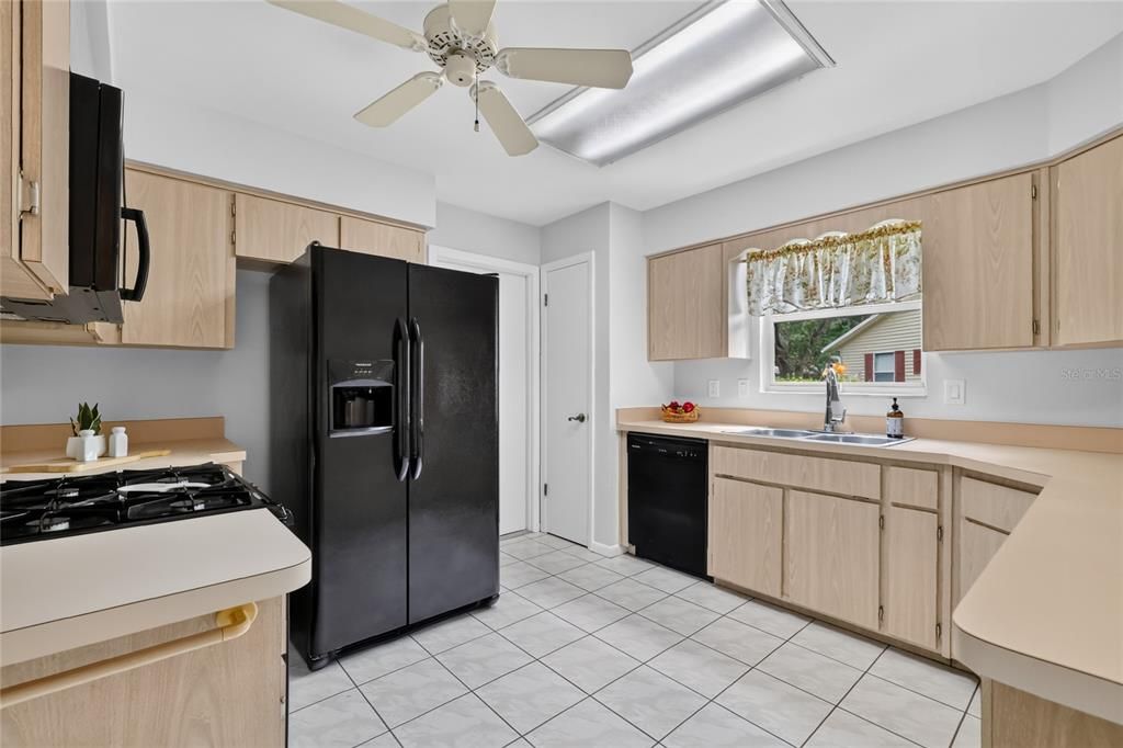 For Sale: $215,000 (2 beds, 2 baths, 1414 Square Feet)