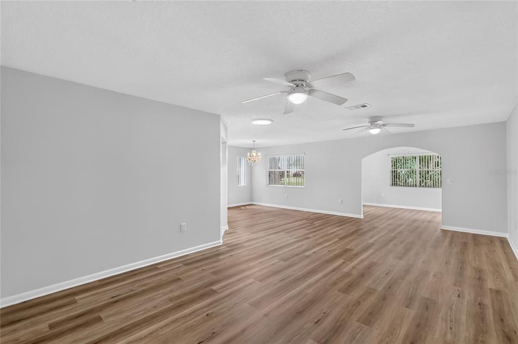 For Sale: $215,000 (2 beds, 2 baths, 1414 Square Feet)