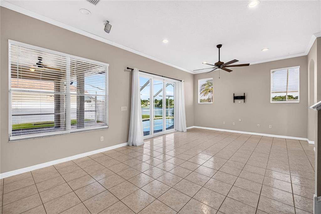 En Venta: $649,000 (4 camas, 3 baños, 2625 Pies cuadrados)