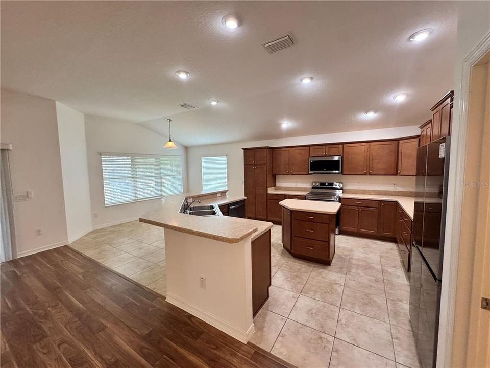 For Rent: $2,600 (3 beds, 2 baths, 1827 Square Feet)