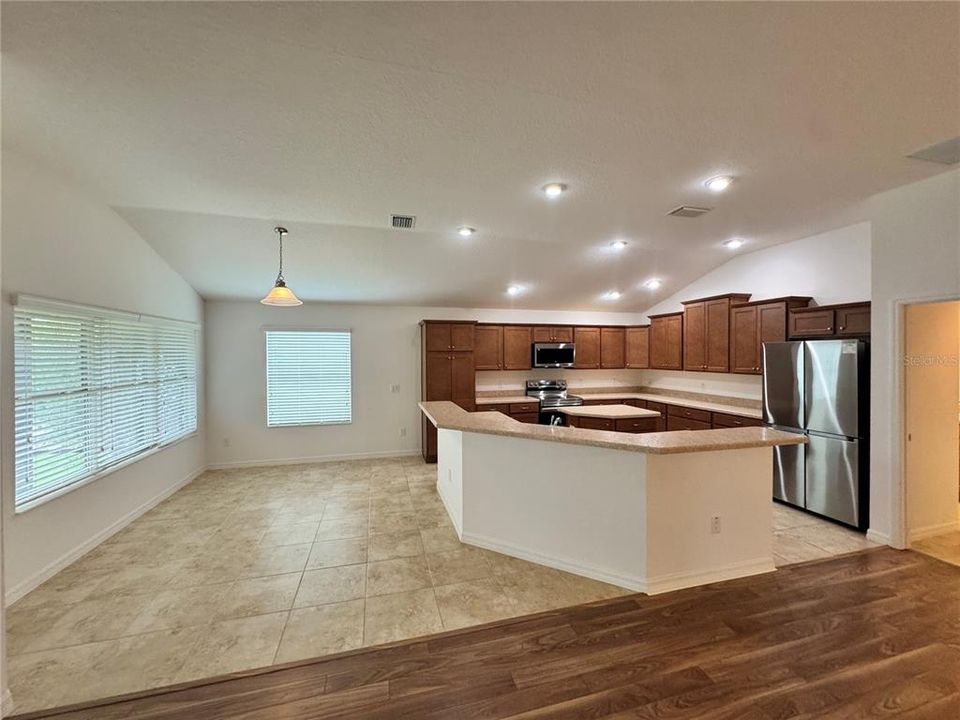 For Rent: $2,600 (3 beds, 2 baths, 1827 Square Feet)