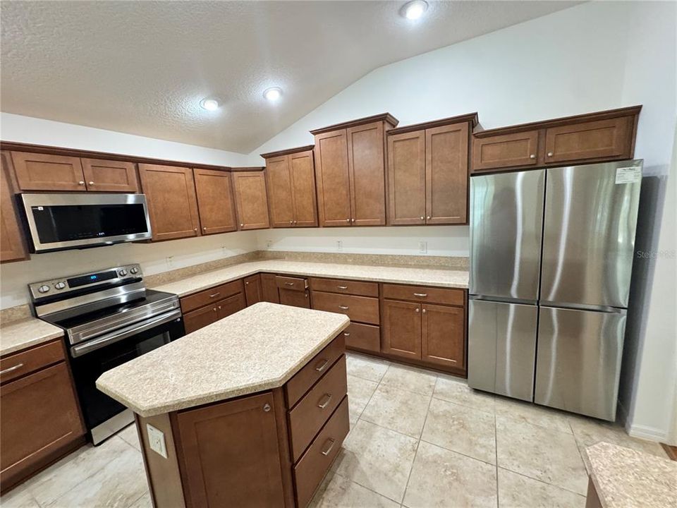 For Rent: $2,600 (3 beds, 2 baths, 1827 Square Feet)