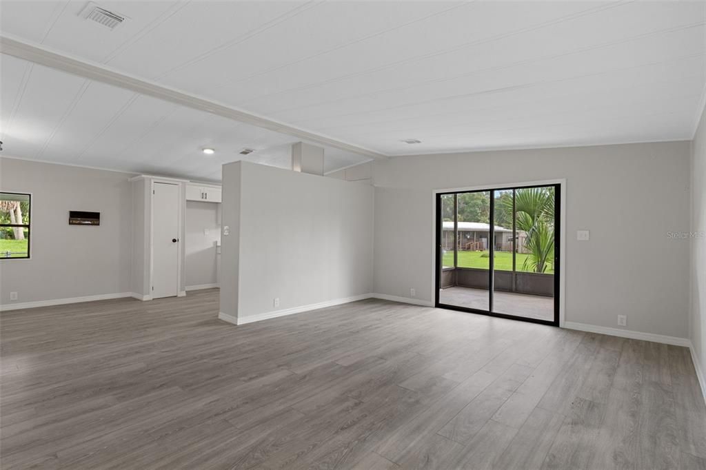For Sale: $134,950 (2 beds, 2 baths, 1144 Square Feet)
