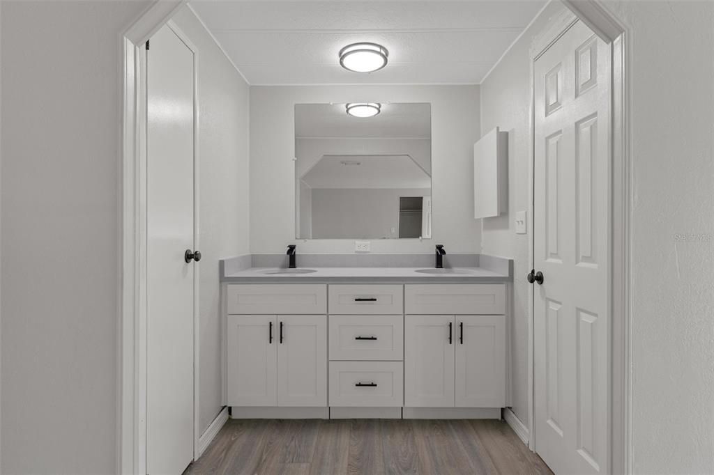 For Sale: $134,950 (2 beds, 2 baths, 1144 Square Feet)