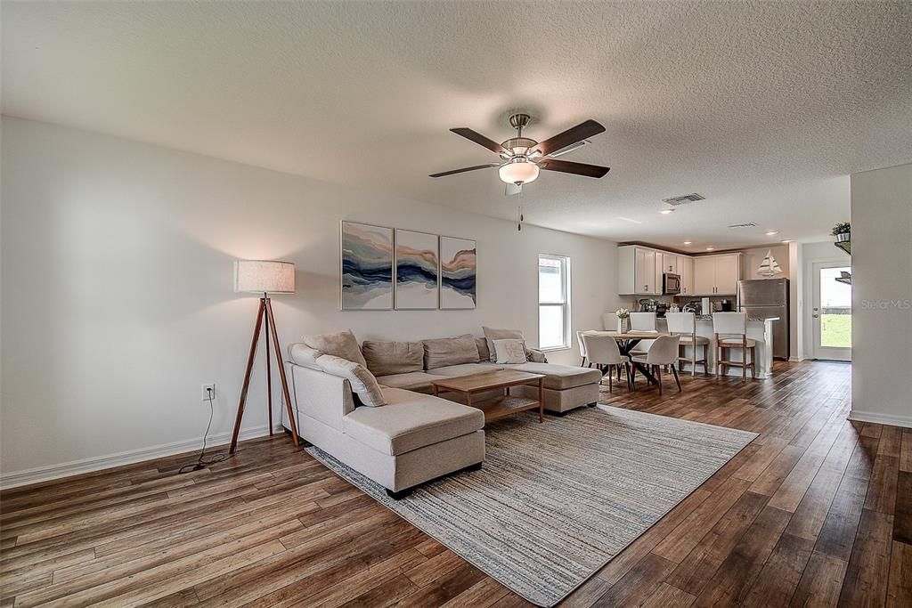 For Sale: $274,900 (3 beds, 2 baths, 1279 Square Feet)
