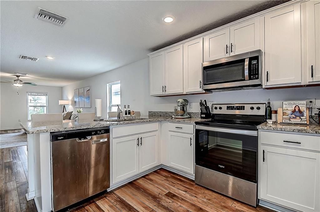 For Sale: $274,900 (3 beds, 2 baths, 1279 Square Feet)
