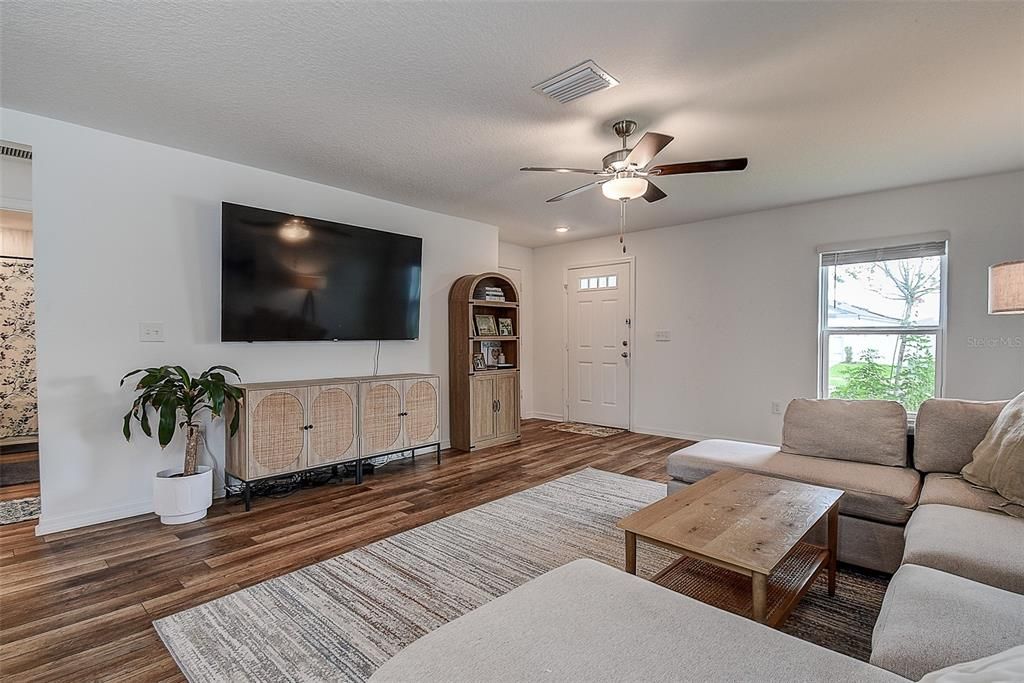 For Sale: $274,900 (3 beds, 2 baths, 1279 Square Feet)