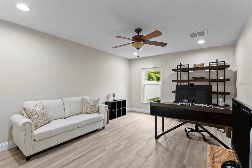 En Venta: $609,900 (4 camas, 3 baños, 2613 Pies cuadrados)