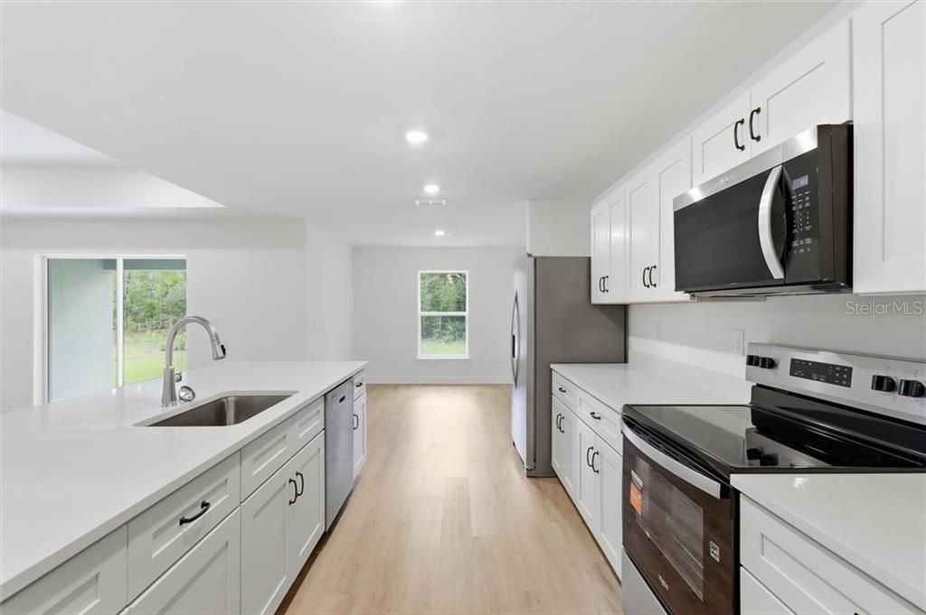 En Venta: $329,990 (4 camas, 3 baños, 1902 Pies cuadrados)