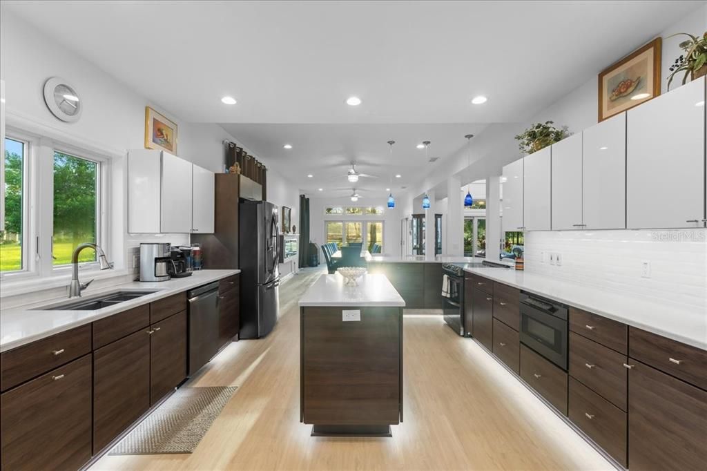En Venta: $839,000 (3 camas, 3 baños, 3596 Pies cuadrados)