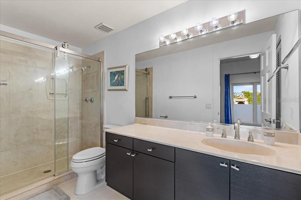 En Venta: $839,000 (3 camas, 3 baños, 3596 Pies cuadrados)