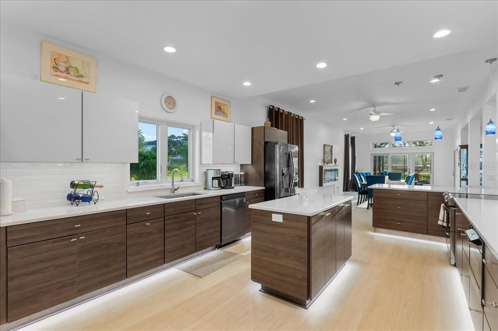 En Venta: $839,000 (3 camas, 3 baños, 3596 Pies cuadrados)