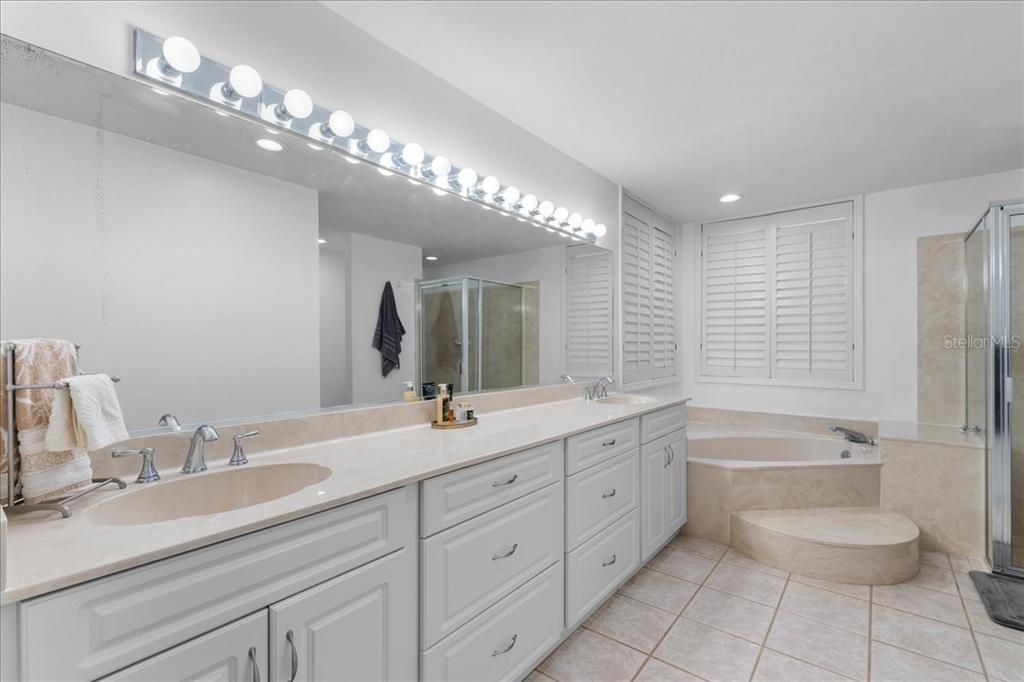 En Venta: $839,000 (3 camas, 3 baños, 3596 Pies cuadrados)
