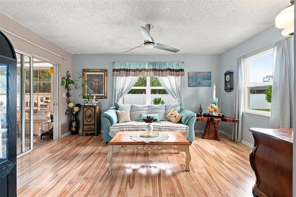 For Sale: $260,000 (2 beds, 2 baths, 1201 Square Feet)
