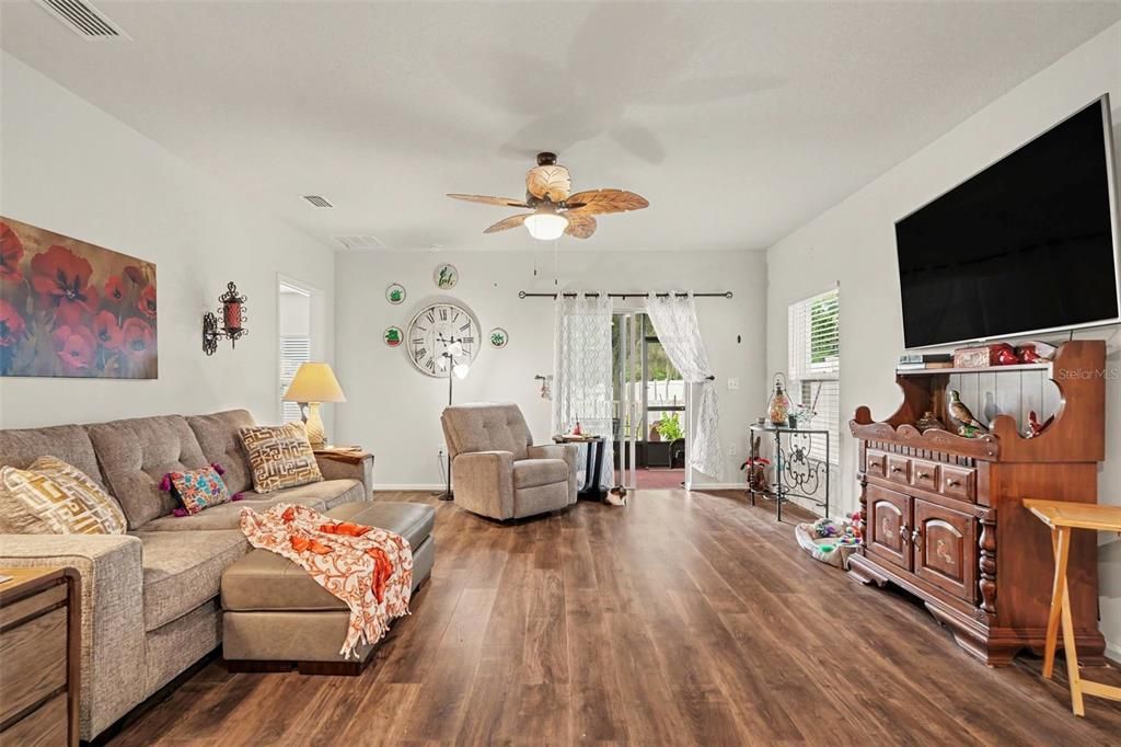 Active With Contract: $290,000 (3 beds, 2 baths, 1513 Square Feet)