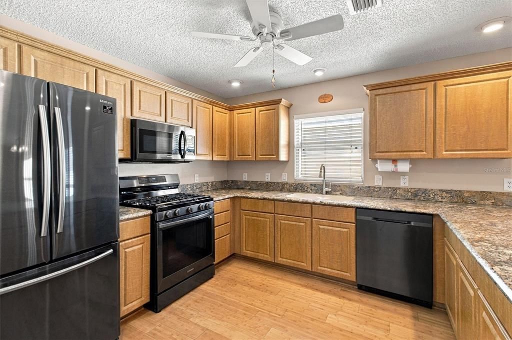 For Sale: $349,900 (2 beds, 2 baths, 1258 Square Feet)