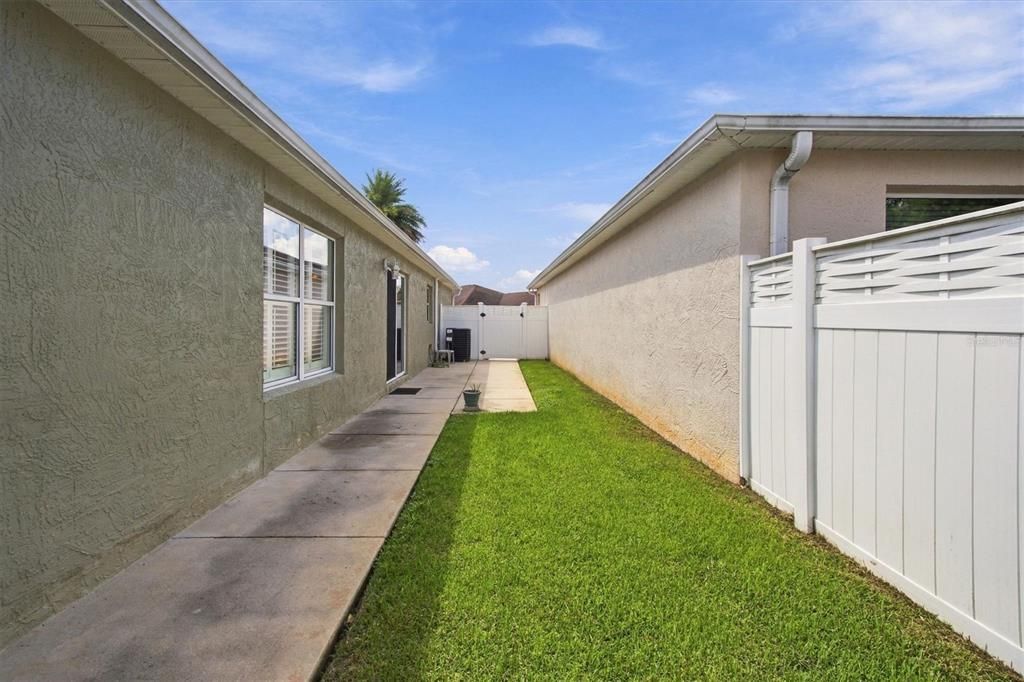 For Sale: $349,900 (2 beds, 2 baths, 1258 Square Feet)