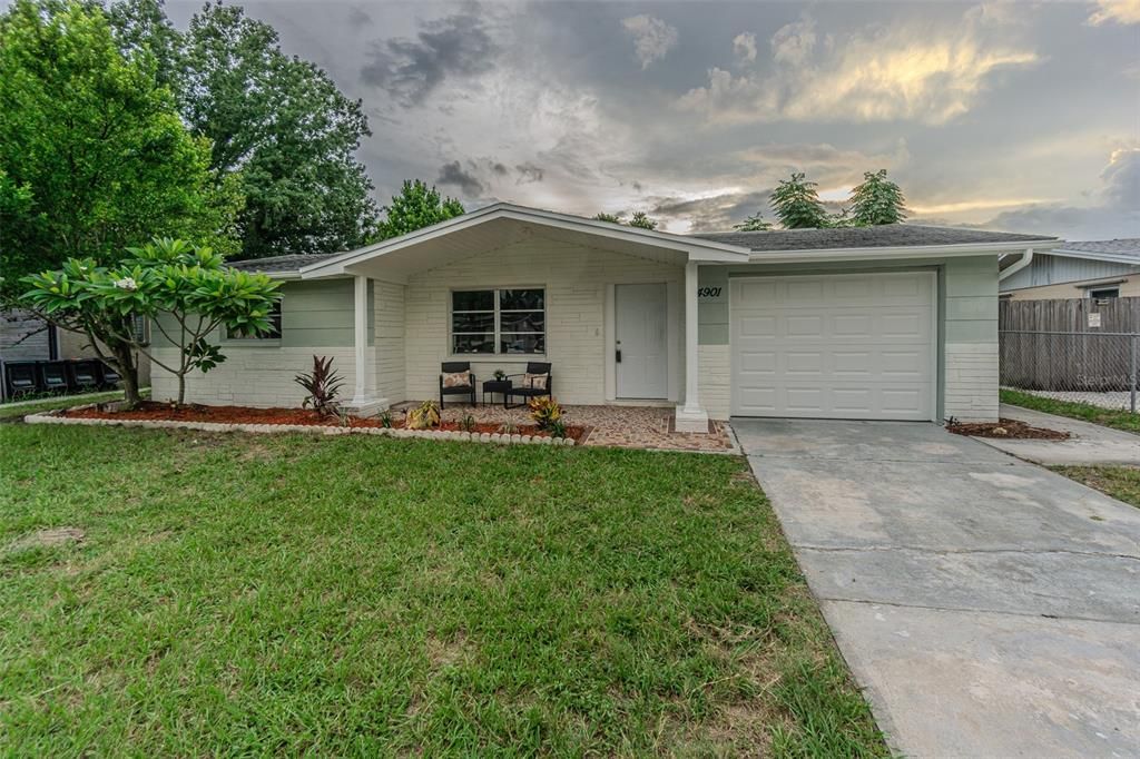 For Sale: $229,900 (2 beds, 1 baths, 840 Square Feet)