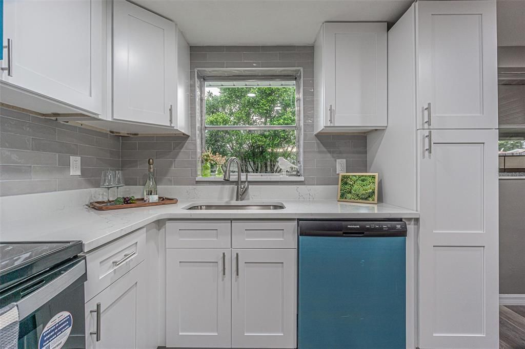 For Sale: $229,900 (2 beds, 1 baths, 840 Square Feet)