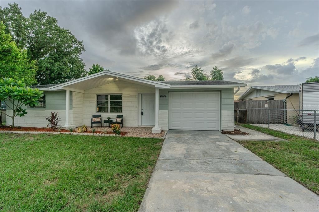 For Sale: $229,900 (2 beds, 1 baths, 840 Square Feet)