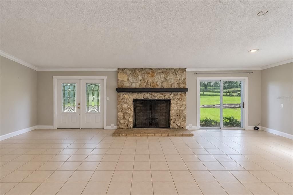 For Sale: $1,100,000 (2 beds, 2 baths, 1589 Square Feet)