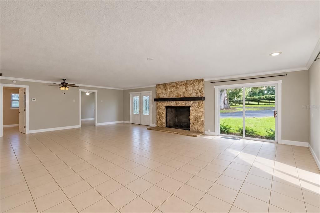 For Sale: $1,100,000 (2 beds, 2 baths, 1589 Square Feet)