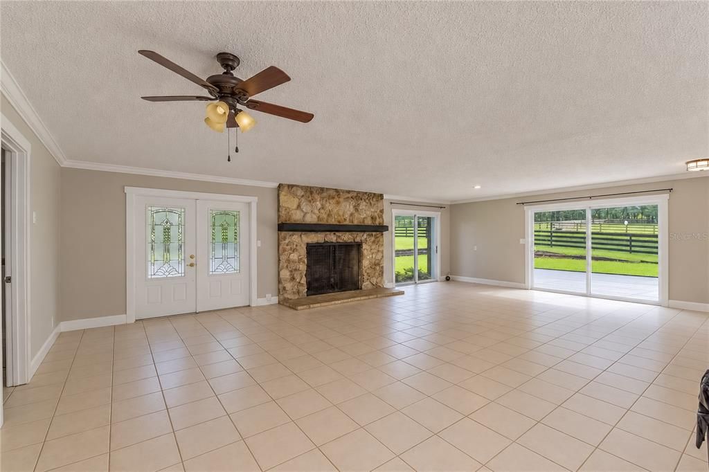 For Sale: $1,100,000 (2 beds, 2 baths, 1589 Square Feet)