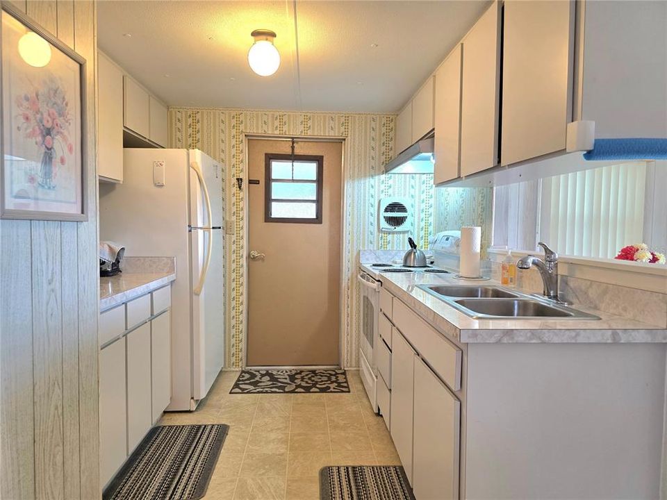 For Sale: $139,590 (2 beds, 2 baths, 864 Square Feet)