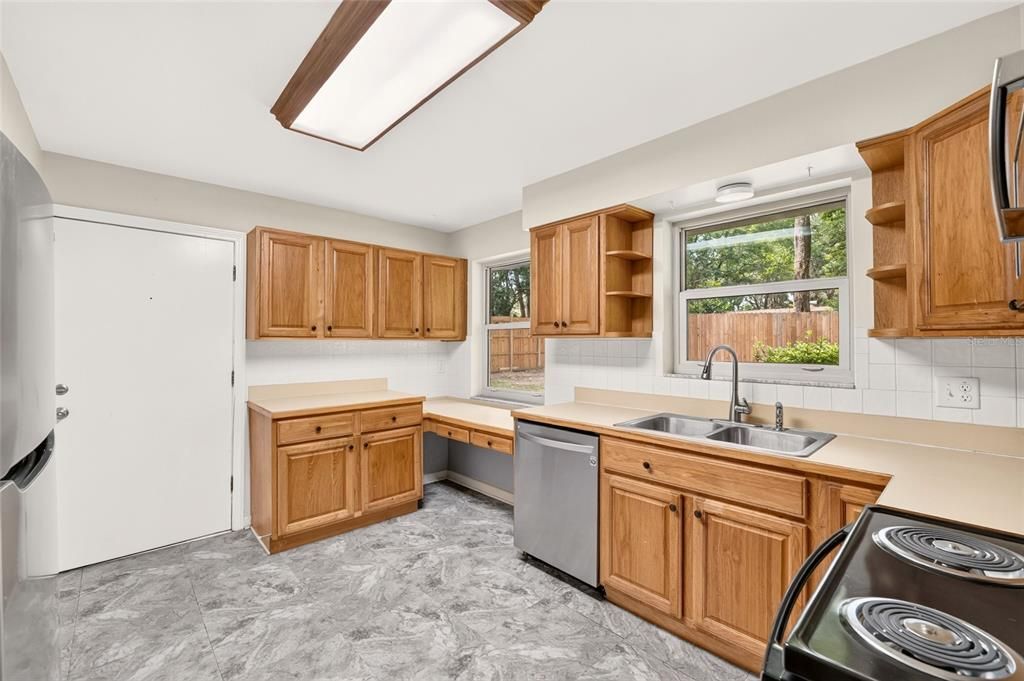 For Sale: $429,000 (3 beds, 2 baths, 1369 Square Feet)