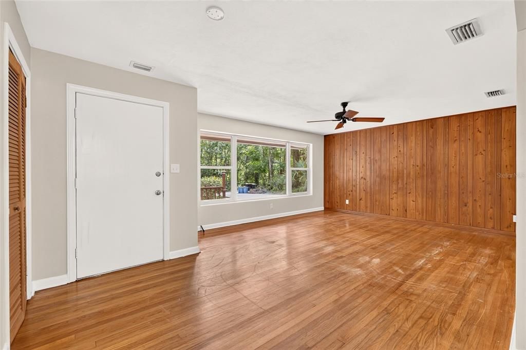 For Sale: $429,000 (3 beds, 2 baths, 1369 Square Feet)