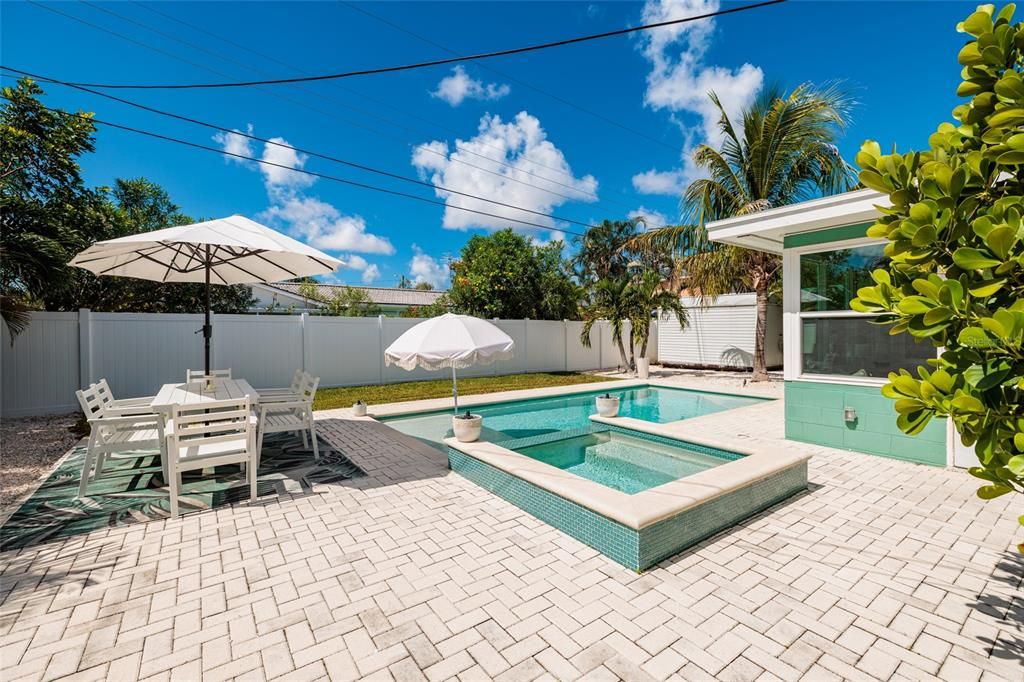 Activo con contrato: $599,999 (3 camas, 2 baños, 1421 Pies cuadrados)
