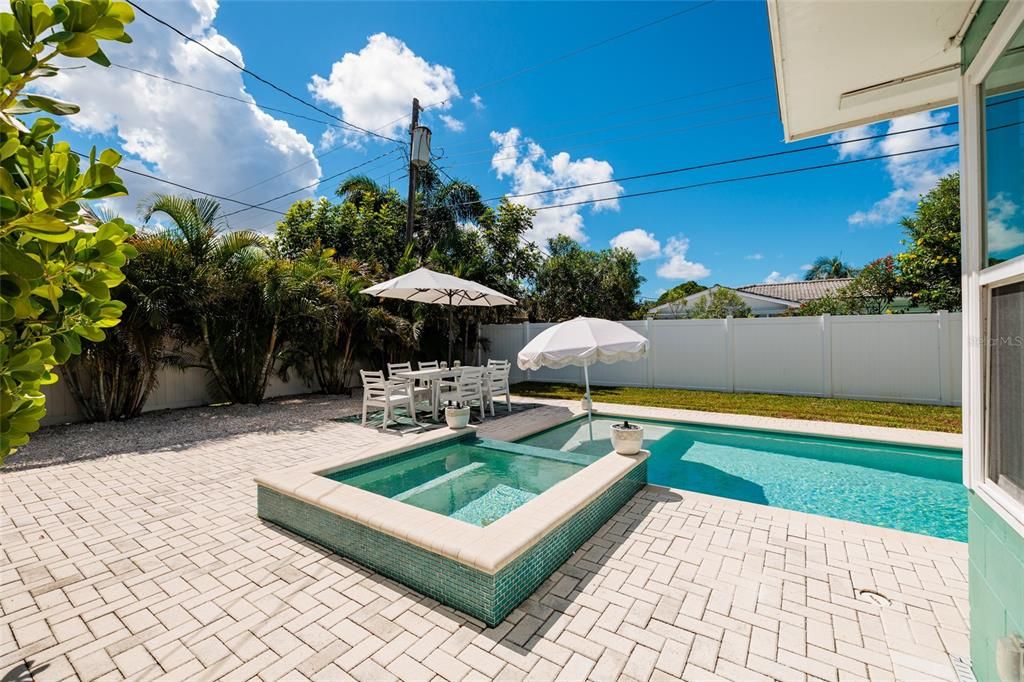 Activo con contrato: $599,999 (3 camas, 2 baños, 1421 Pies cuadrados)