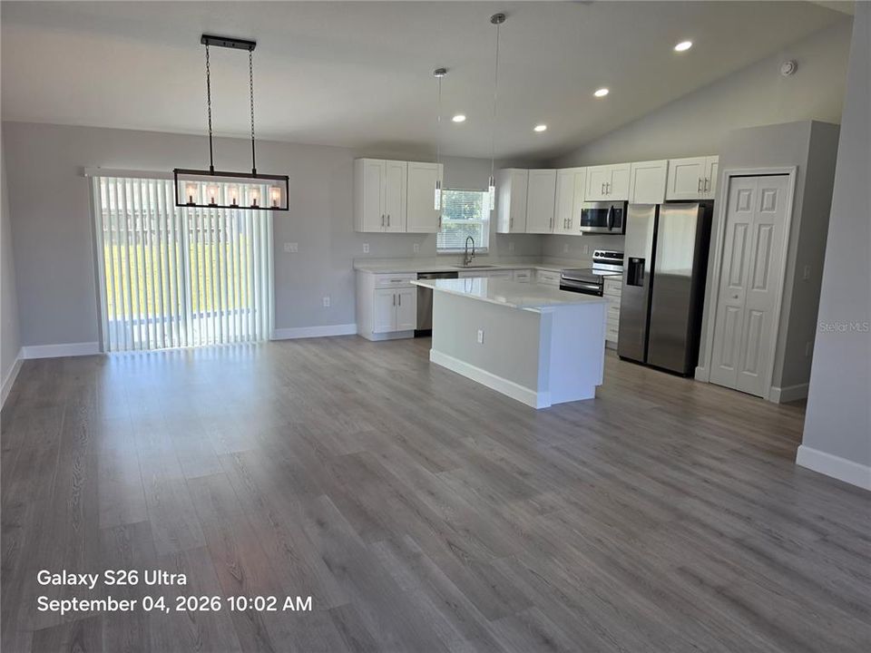 Activo con contrato: $279,000 (4 camas, 2 baños, 1625 Pies cuadrados)