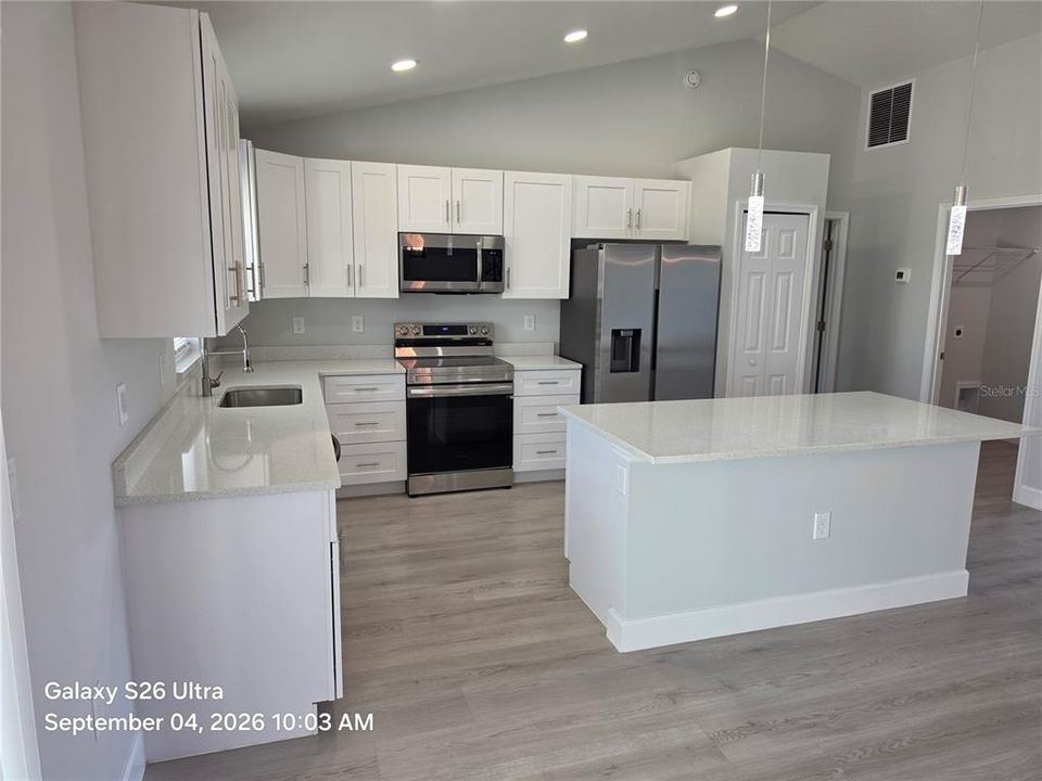 Activo con contrato: $279,000 (4 camas, 2 baños, 1625 Pies cuadrados)