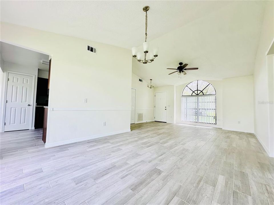 For Rent: $1,800 (3 beds, 2 baths, 1211 Square Feet)