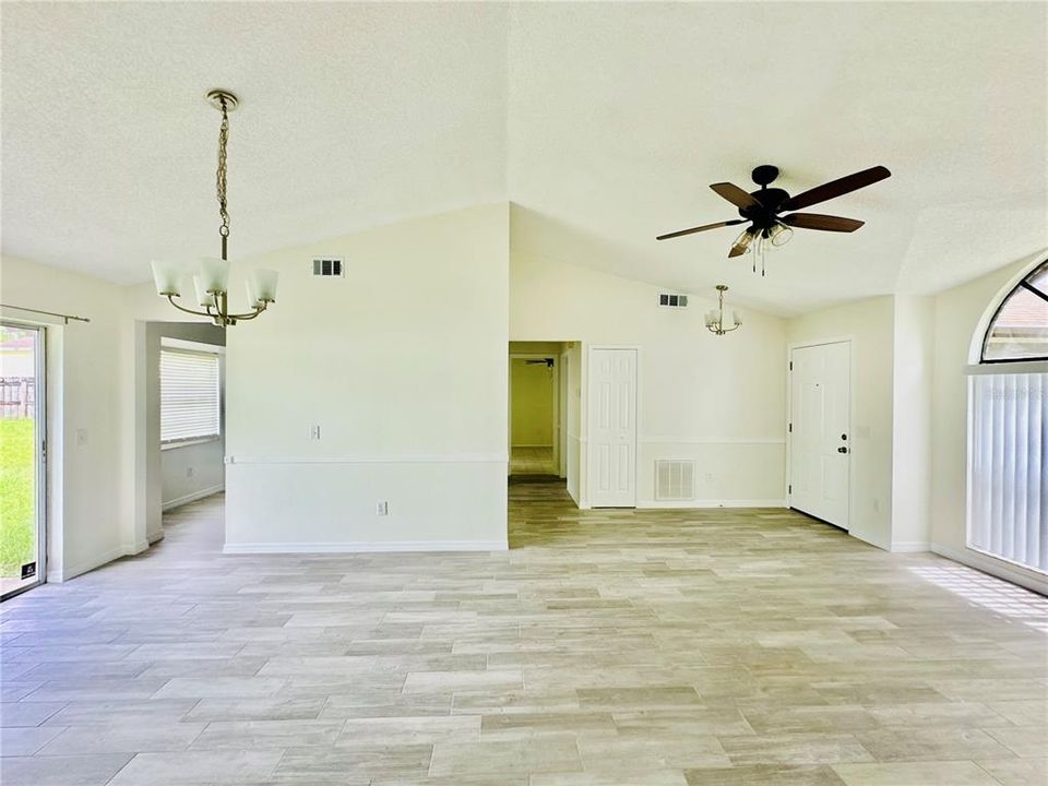 For Rent: $1,800 (3 beds, 2 baths, 1211 Square Feet)