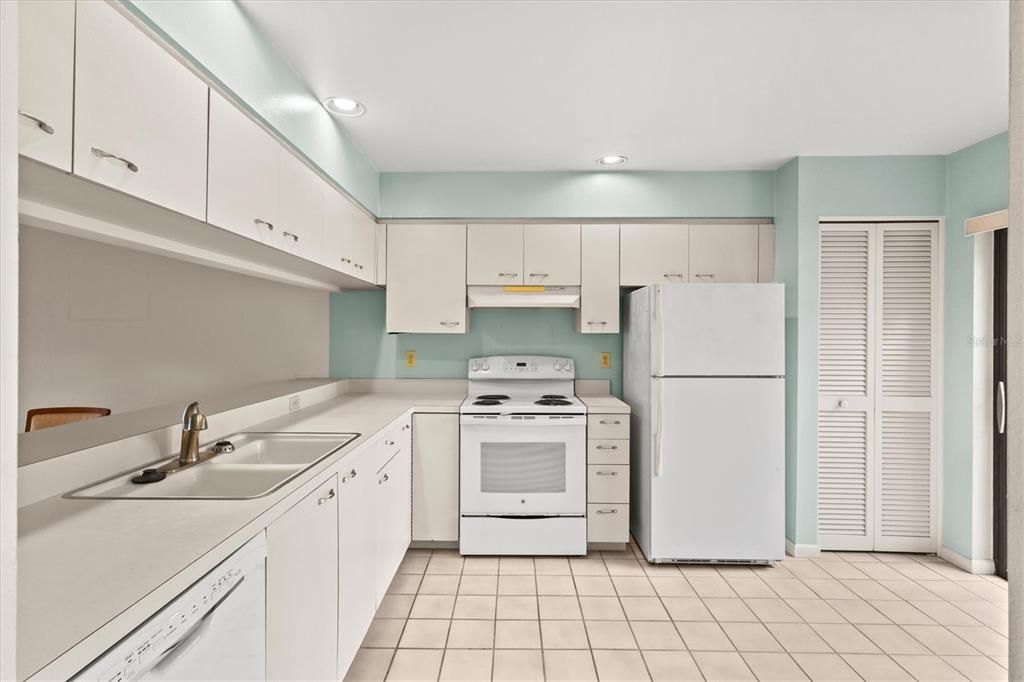 For Sale: $249,000 (2 beds, 2 baths, 1265 Square Feet)