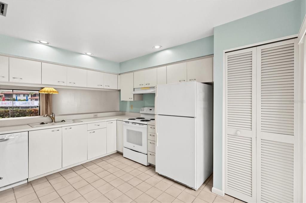 For Sale: $249,000 (2 beds, 2 baths, 1265 Square Feet)