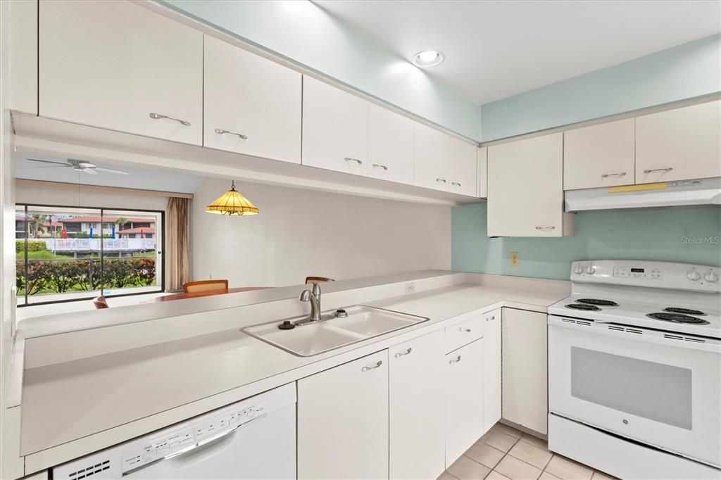 For Sale: $249,000 (2 beds, 2 baths, 1265 Square Feet)