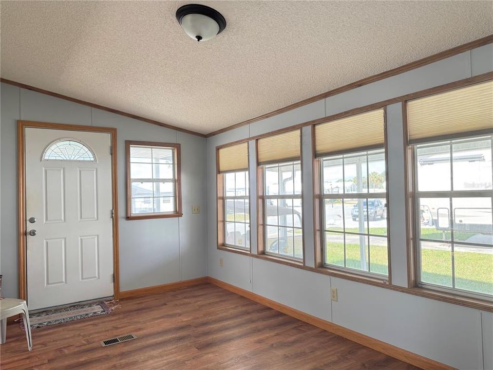 For Sale: $79,900 (2 beds, 1 baths, 678 Square Feet)
