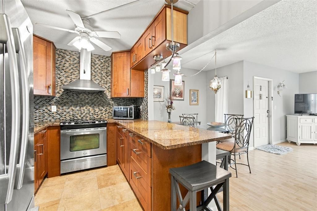 На продажу: $159,900 (2 спален, 2 ванн, 1041 Квадратных фут)