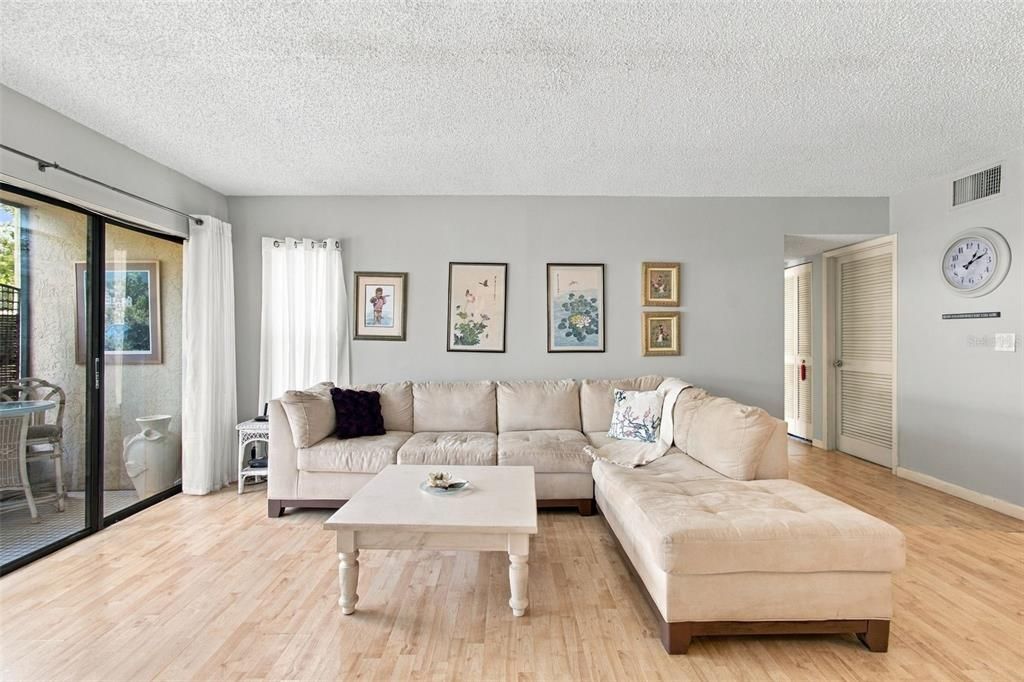 На продажу: $159,900 (2 спален, 2 ванн, 1041 Квадратных фут)