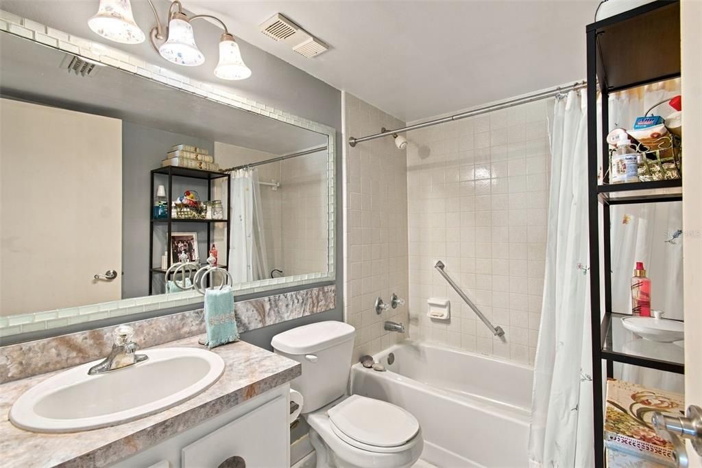 На продажу: $159,900 (2 спален, 2 ванн, 1041 Квадратных фут)